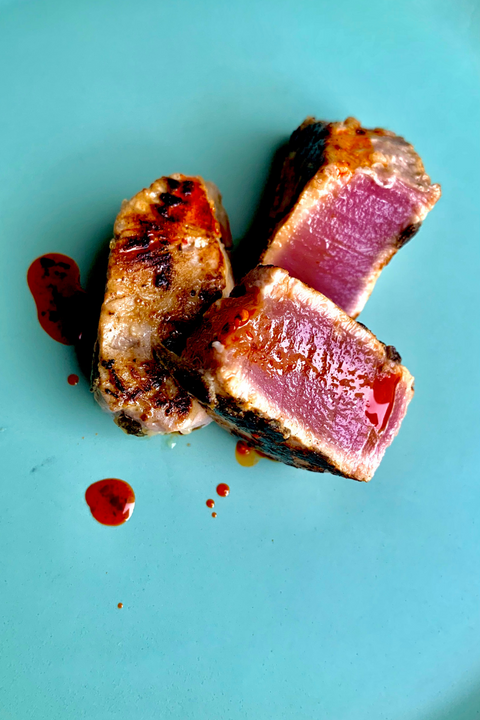 STEAK DE ATÚN CON SALVIA, LIMÓN Y SALSA MACHA