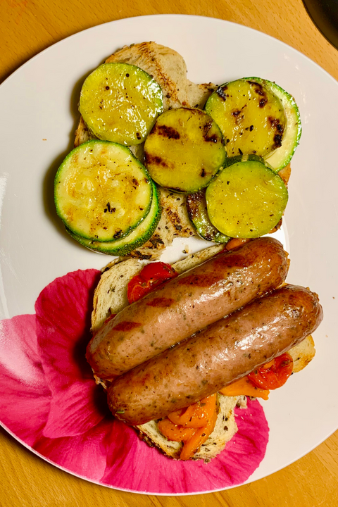 Sándwich de salchicha de atún mediterráneo