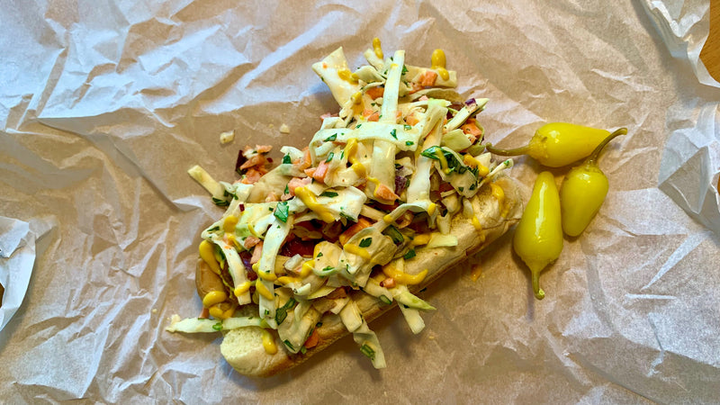 Hot dog con ensalada de col